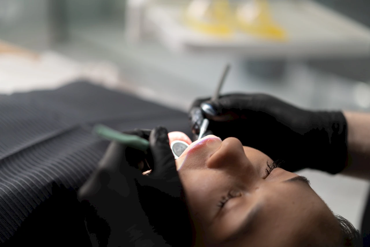 Illuminez votre sourire avec un blanchiment des dents professionnel: le guide ultime